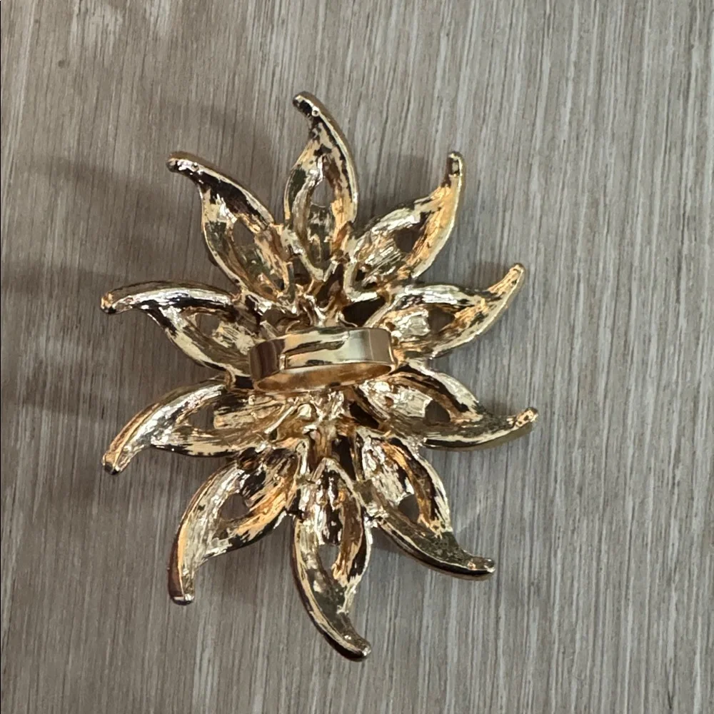 Gold Floral Statement Ring NEW 🏷️